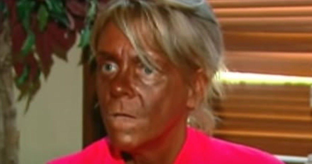 ¡La mamá obsesionada con el bronceado sorprende a todos con su nuevo aspecto!: ¿Cómo luce ahora?