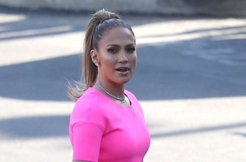  ¡El atrevido look de J.Lo en el escenario causa confusión!: ¡Fans sorprendidos por su atuendo!