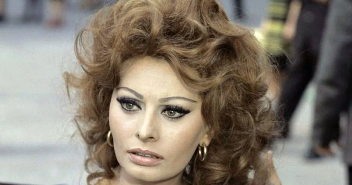 «¿¡De verdad es ella!?»: ¡Fans sorprendidos por fotos inéditas de Sophia Loren a sus 90 años en casa!