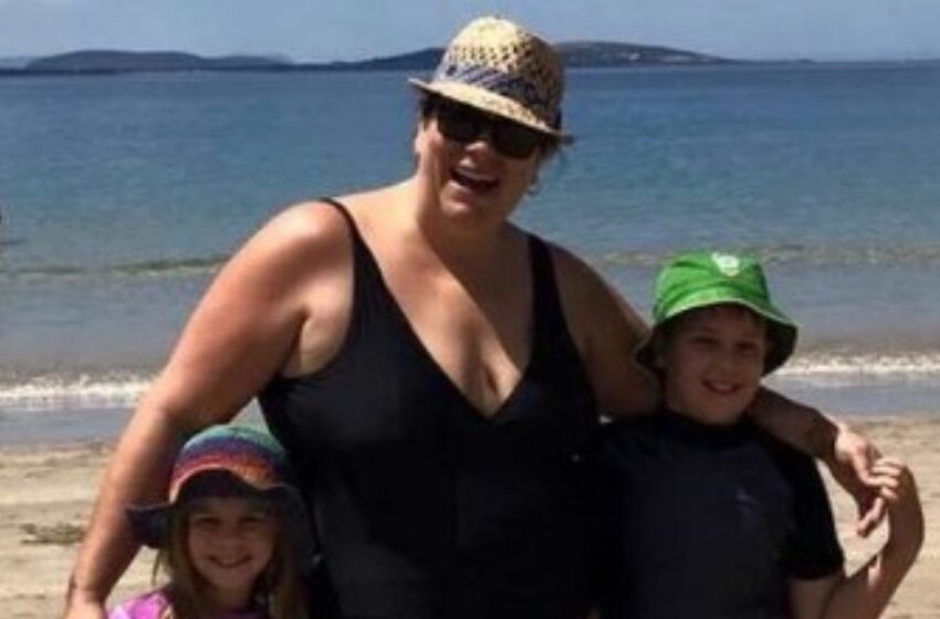 Mamá toma una dulce foto con sus hijos: ¡Luego descubre algo que la hace volver por la cámara!
