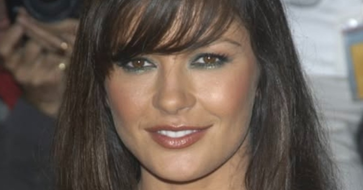 ¡La hija de Catherine Zeta-Jones deslumbra con el icónico vestido de su madre y luce igual a ella! ¡Mira las fotos!