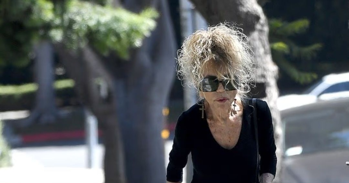 ¡Leyenda de Hollywood irreconocible en raras fotos de paparazzi!: ¿Puedes adivinar quién es?