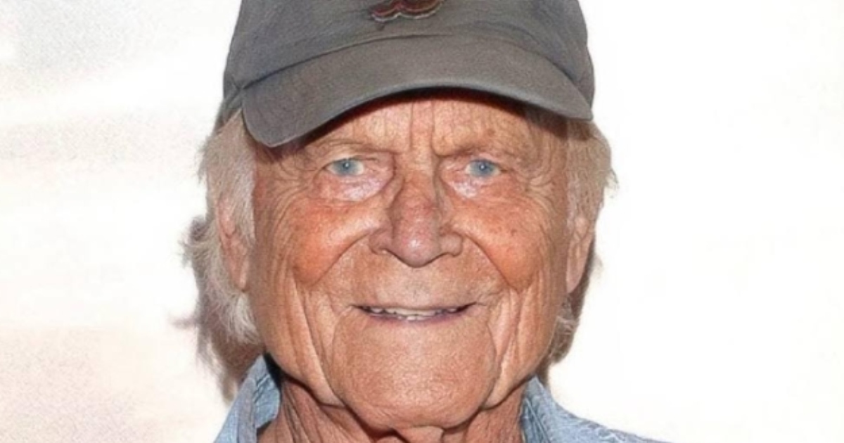 ¡El actor legendario sorprende a sus fans con una rara foto reciente!: ¿Puedes reconocerlo?