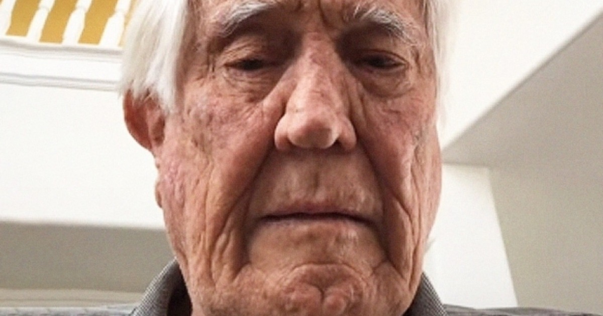 ¿Adivina quién es?: ¡Este galán de los años 60 y exestrella de Bond ahora tiene 84 años y vive la vida a su manera!