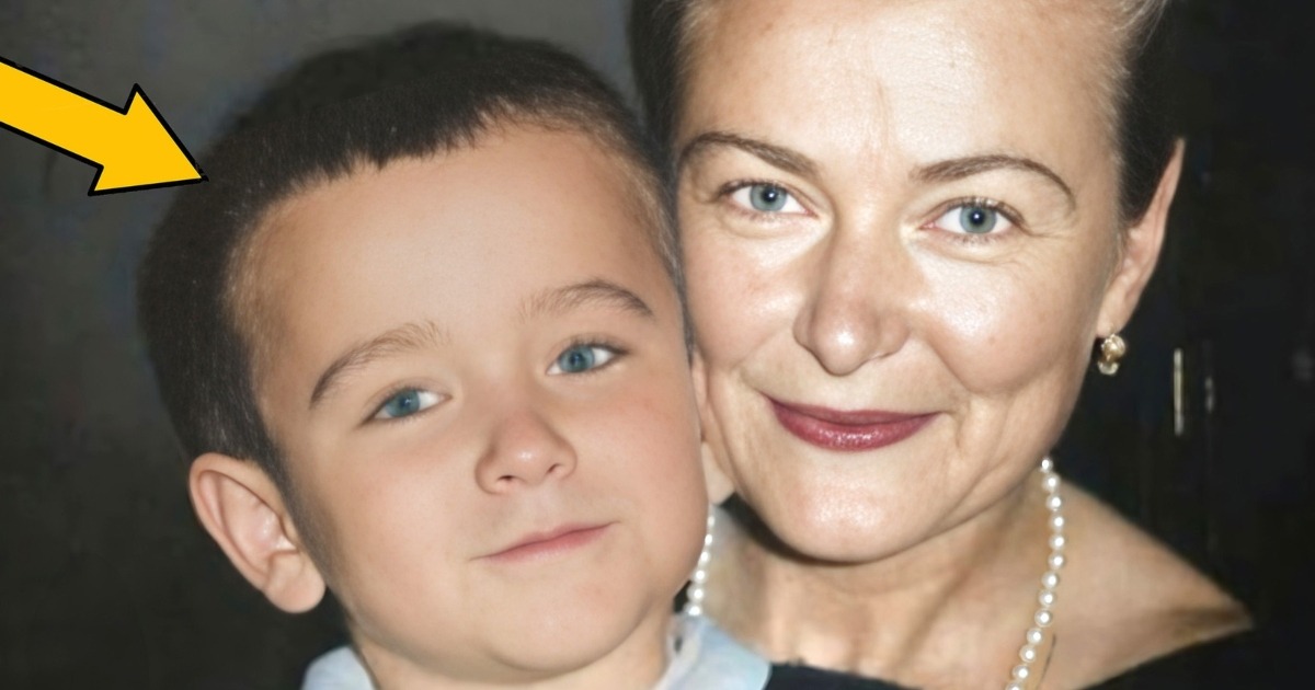 ¿Puedes adivinar quién es?: ¡Esta dulce foto de infancia con su mamá esconde a una futura leyenda de la comedia!