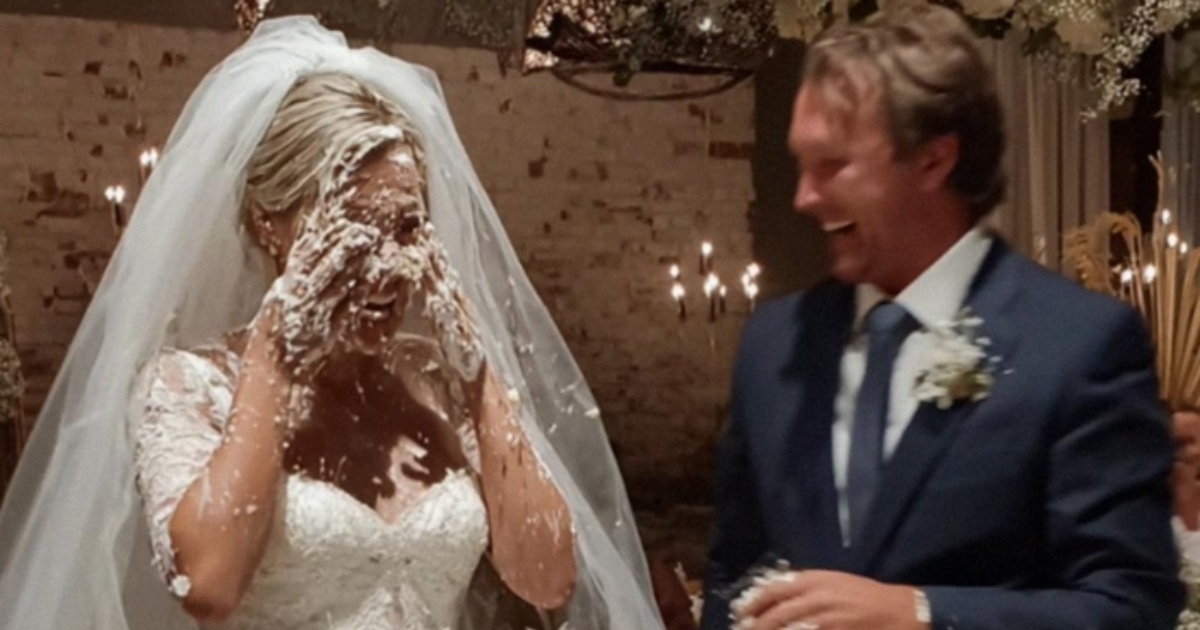 ¡Mi esposo me aplastó la cara contra el pastel durante el corte como una “broma”!: ¡Estaba a punto de llorar hasta que intervino mi hermano!