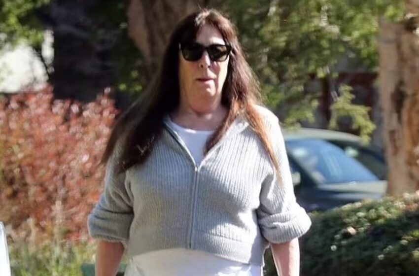  ¡Leyenda de Hollywood ganadora del Oscar, que una vez actuó junto a Keanu Reeves, fue vista en una rara aparición pública!: ¿Puedes adivinar quién es?