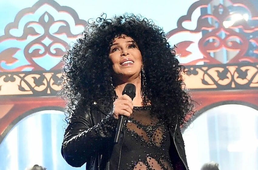 Cher, de 79 años, y su prometido de 39 años desatan debate: ¡Los fans la apoyan, pero algunos dicen que él se está aprovechando de ella!
