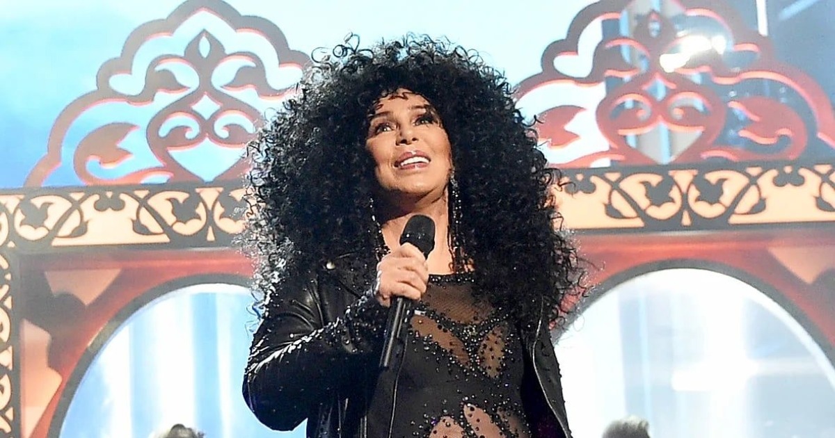 Cher, de 79 años, y su prometido de 39 años desatan debate: ¡Los fans la apoyan, pero algunos dicen que él se está aprovechando de ella!