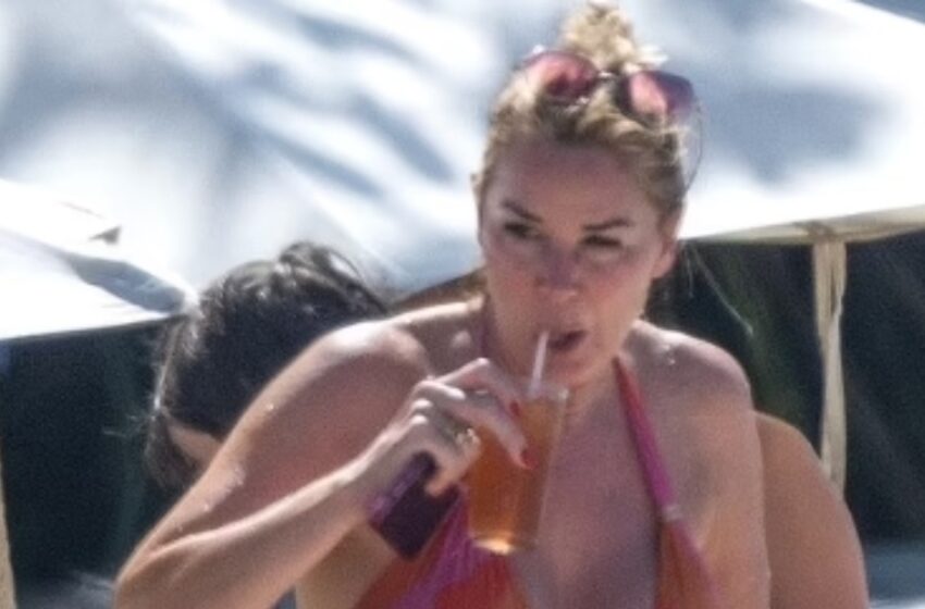 ¡Deslumbrante estrella de la televisión de 53 años sorprende con un vibrante bikini durante su escapada a Barbados! ¿Puedes adivinar quién es?