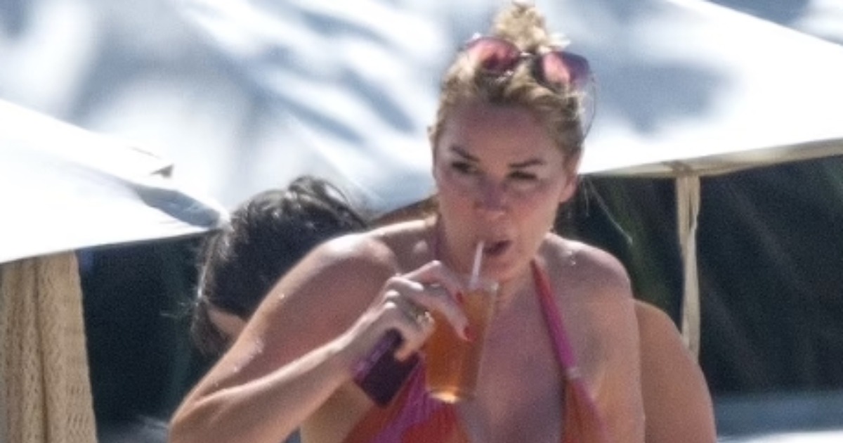 ¡Deslumbrante estrella de la televisión de 53 años sorprende con un vibrante bikini durante su escapada a Barbados! ¿Puedes adivinar quién es?