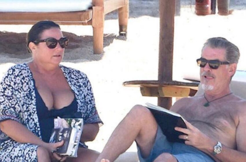  Legendario galán de Hollywood, en sus 60s, ¡captado sin camisa en una escapada romántica a la playa junto a su impresionante esposa!: ¿Los reconoces?