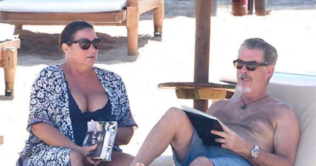 Legendario galán de Hollywood, en sus 60s, ¡captado sin camisa en una escapada romántica a la playa junto a su impresionante esposa!: ¿Los reconoces?