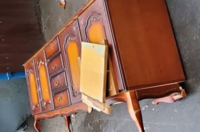  De la basura al tesoro: ¡Mira cómo transformé una mesita de noche desechada en una obra maestra impresionante en solo una semana!