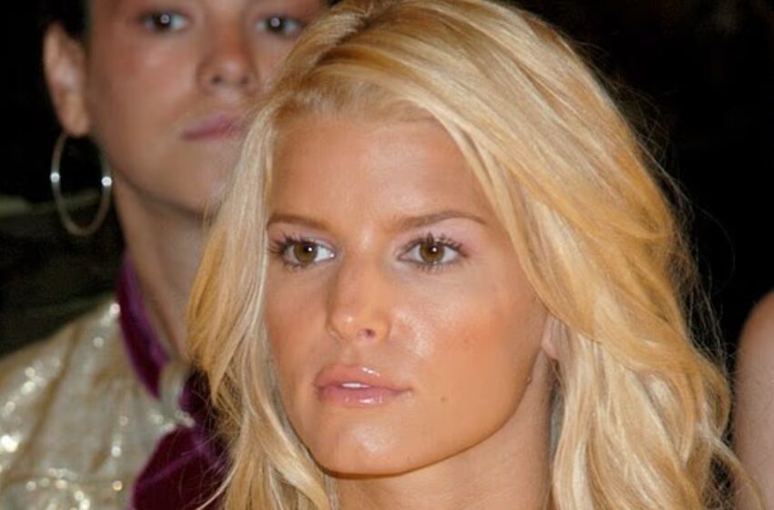  ¡Jessica Simpson Deslumbra en los VMAs: Los Fans Dicen que Está “Irreconocible” Tras un Cambio de Imagen Radical!