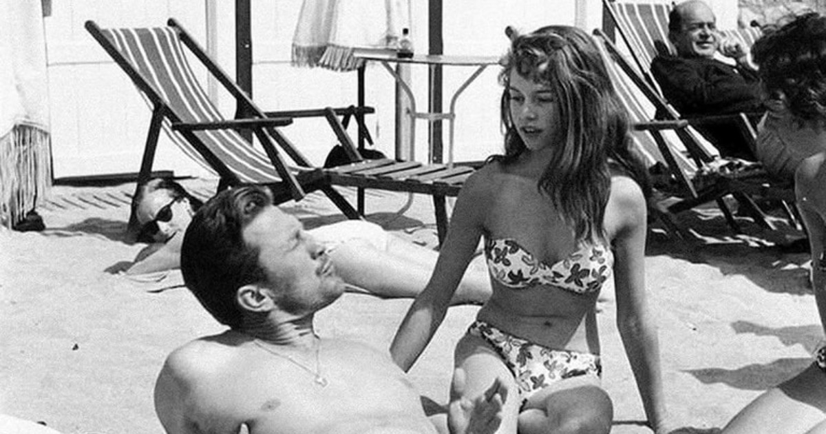 ¡Foto rara en la playa de dos leyendas de Hollywood!: ¿Puedes adivinar quiénes son?