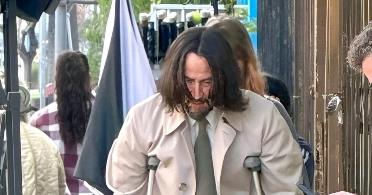 ¡Amado ícono de acción de Hollywood visto con muletas y pierna vendada!: ¡Los fans se preguntan qué pasó!