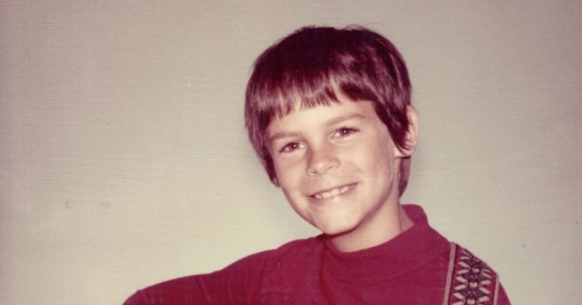 ¿Puedes adivinar a quién pertenece esta foto de infancia irreconocible?