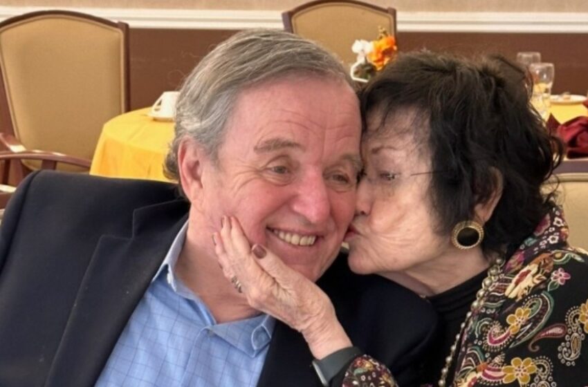 ¿Puedes reconocer a esta legendaria estrella de la televisión y a su madre de 98 años?