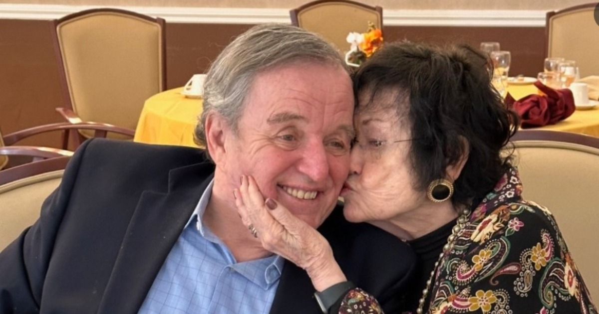 ¿Puedes reconocer a esta legendaria estrella de la televisión y a su madre de 98 años?