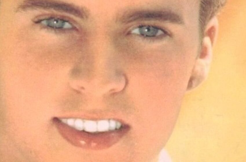El ídolo adolescente de penetrantes ojos azules cuya vida terminó en un trágico accidente aéreo: ¡Los rumores aún persiguen a sus fans!