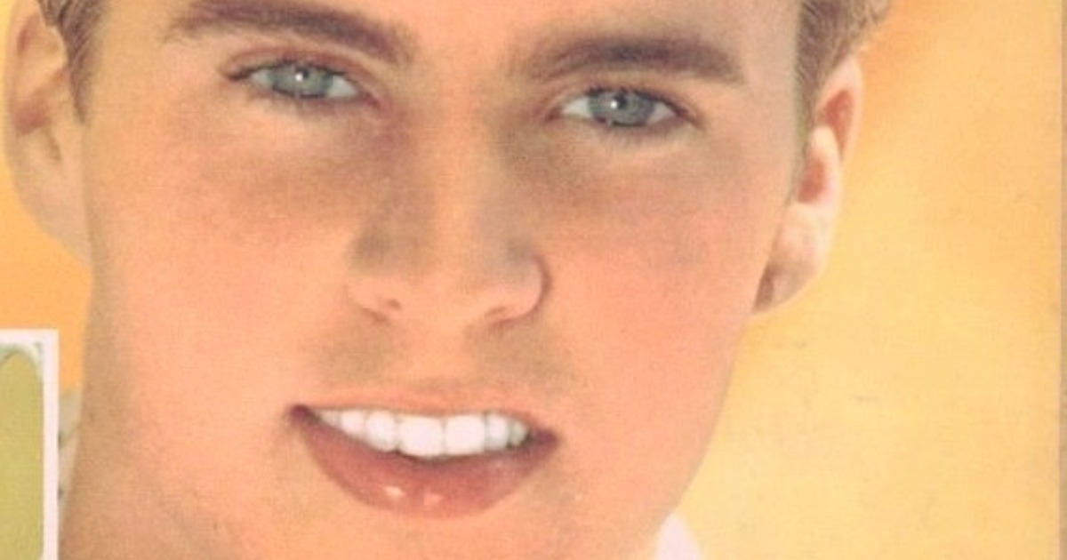 El ídolo adolescente de penetrantes ojos azules cuya vida terminó en un trágico accidente aéreo: ¡Los rumores aún persiguen a sus fans!