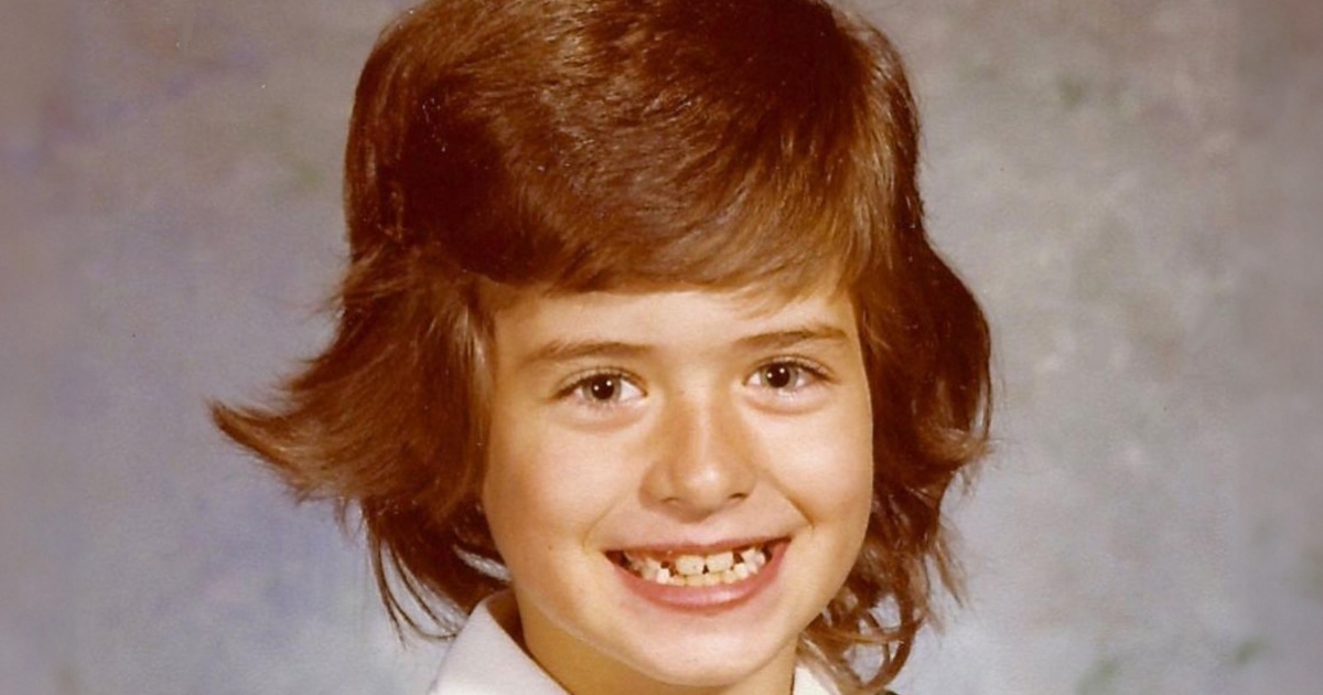 Estrella de televisión querida cumple 57 años: ¿puedes reconocerla en esta foto de su infancia?