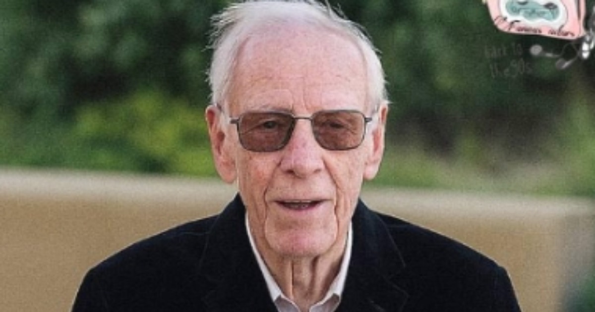 Feliz 85 cumpleaños a una verdadera leyenda del cine: esta estrella icónica sigue cautivando a sus fans — ¿puedes reconocerlo hoy?