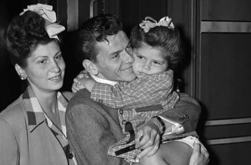  ¡Cantante Legendario con Su Primera Esposa e Hija en 1943!: ¿Quiénes Son?