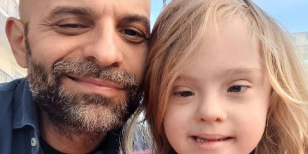 20 familias rechazaron a una niña huérfana con Síndrome de Down: ¿Cómo ha cambiado su vida tras ser adoptada por un hombre soltero?