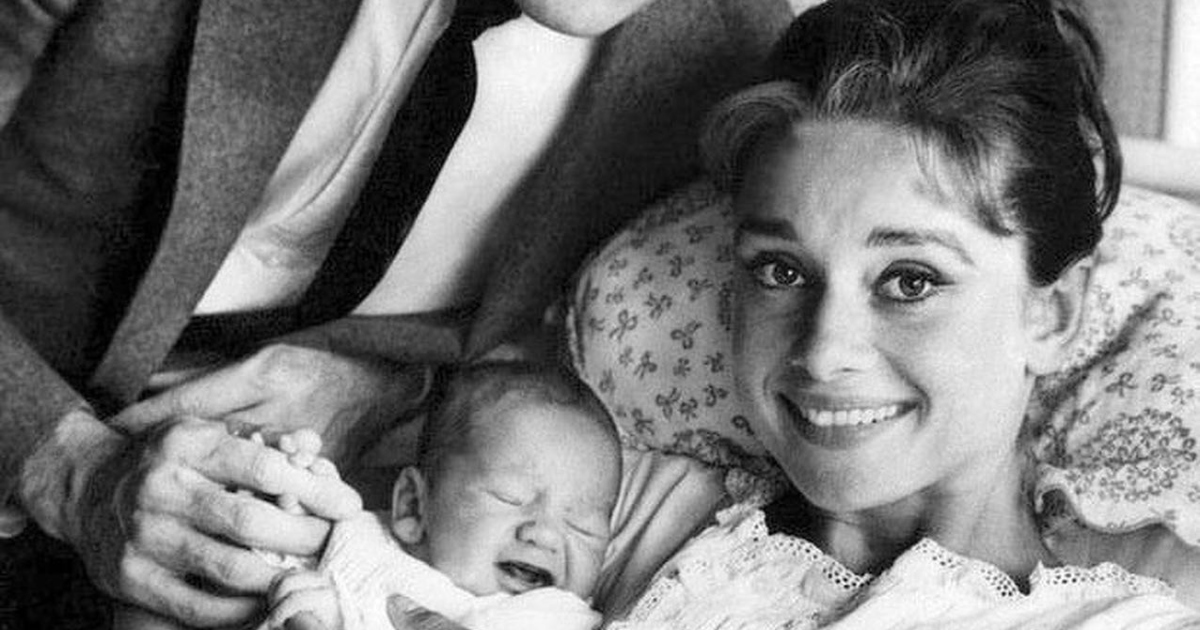 Audrey Hepburn y Mel Ferrer celebran la llegada de su hijo recién nacido, Sean!  ¡Mira las fotos!