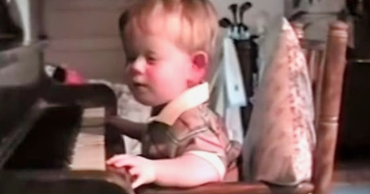 Nació sin ojos, pero con un talento increíble: ¡Lo que este pequeño hizo en el piano conmovió al mundo entero!