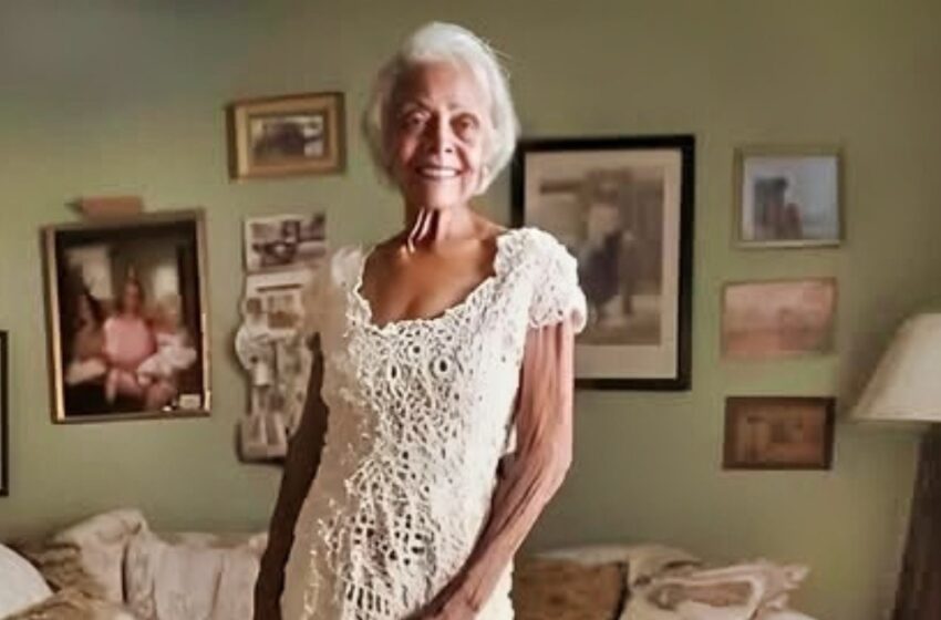  ¡A los 70 años, renovó sus votos con un vestido de novia tejido a crochet por su esposo de 47 años!