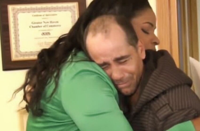  ¡Hombre sin hogar devuelve un cheque de $10,000!: ¡La dueña premia su honestidad con una casa!