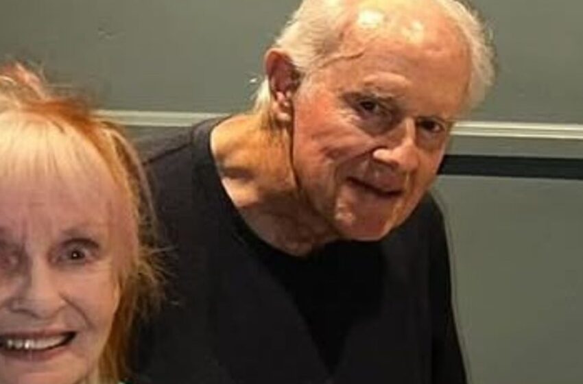 Un Romance Atemporal de Hollywood: ¡Pareja Captada Disfrutando de un Dulce Momento Juntos!