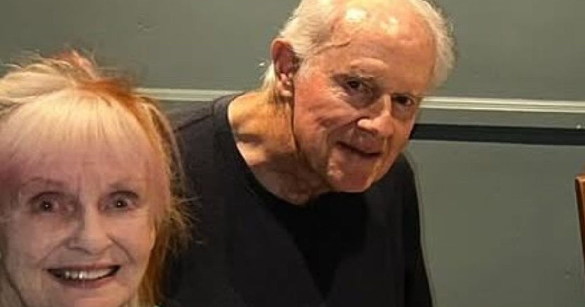 Un Romance Atemporal de Hollywood: ¡Pareja Captada Disfrutando de un Dulce Momento Juntos!