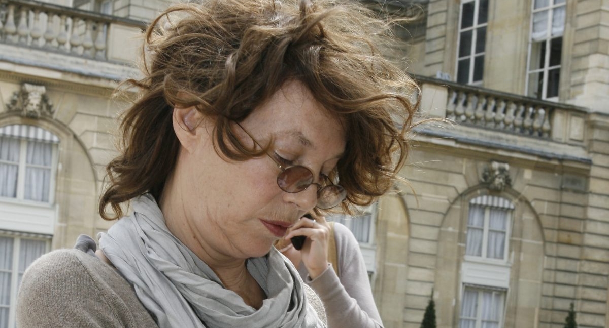 ¿Puedes adivinar quién es la estrella icónica detrás de la leyenda?: ¡Una leyenda de la moda con una influencia eterna!