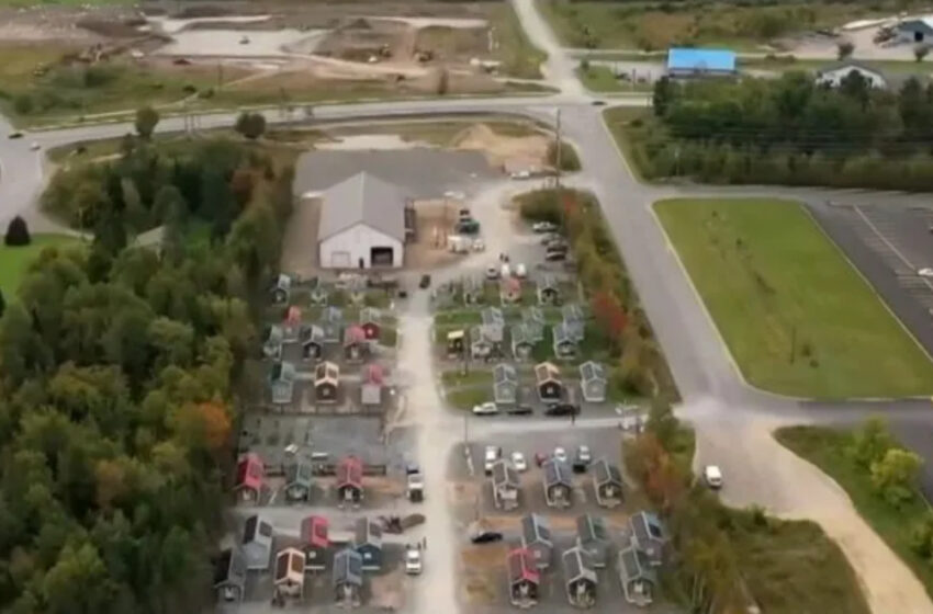  ¡La misión del millonario para ayudar a los sintecho! Este hombre construye pequeñas casas para personas pobres y además les ofrece trabajo.