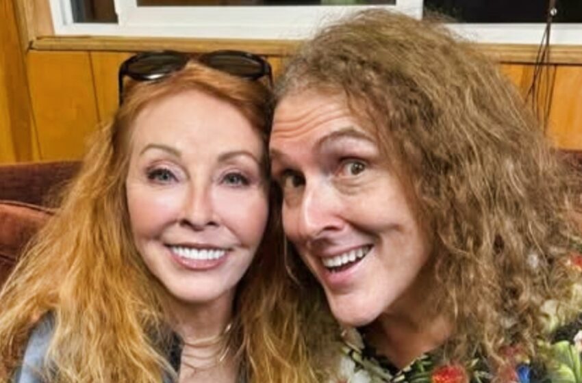  ¡Una foto poco común de dos estrellas queridas! ¿Puedes reconocer a estas leyendas posando juntas?