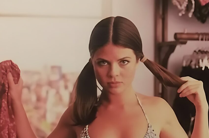  ¿La reconoces?: ¡La estrella de televisión nacida en Nueva York que pasó de los dramas diurnos a la fama de los trajes de baño rojos en los años 90!