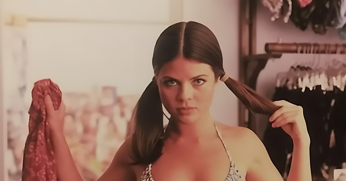 ¿La reconoces?: ¡La estrella de televisión nacida en Nueva York que pasó de los dramas diurnos a la fama de los trajes de baño rojos en los años 90!