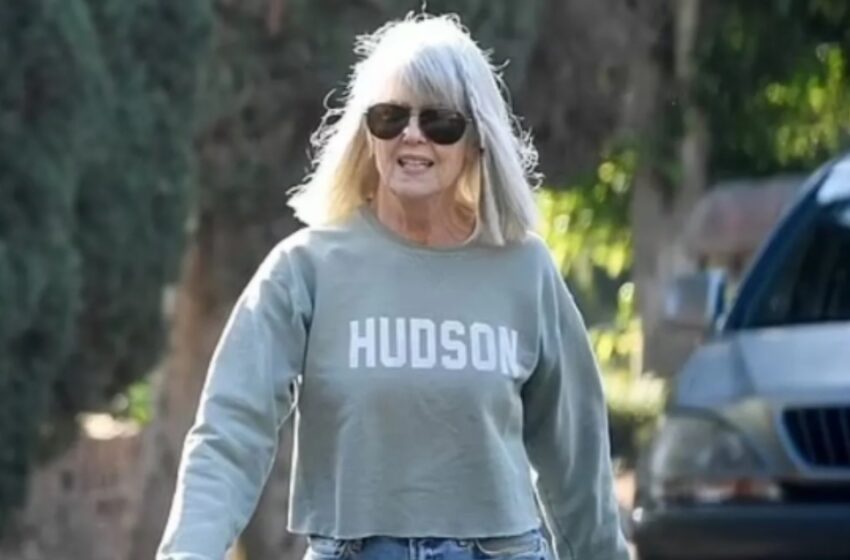  ¡Avistamiento Raro de una Estrella Legendaria de una Comedia de los ’70s Deja a los Fans Adivinando Quién Es!