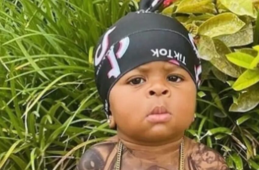  ¡Madre desata indignación tras cubrir a su bebé de 1 año con tatuajes falsos! ¡Mira las fotos!