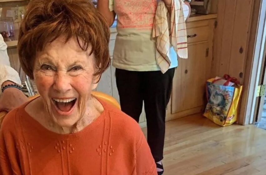  Celebrando a un ícono de la televisión: ¡La estrella de Happy Days cumple 97 años – ¿Puedes adivinar quién es?